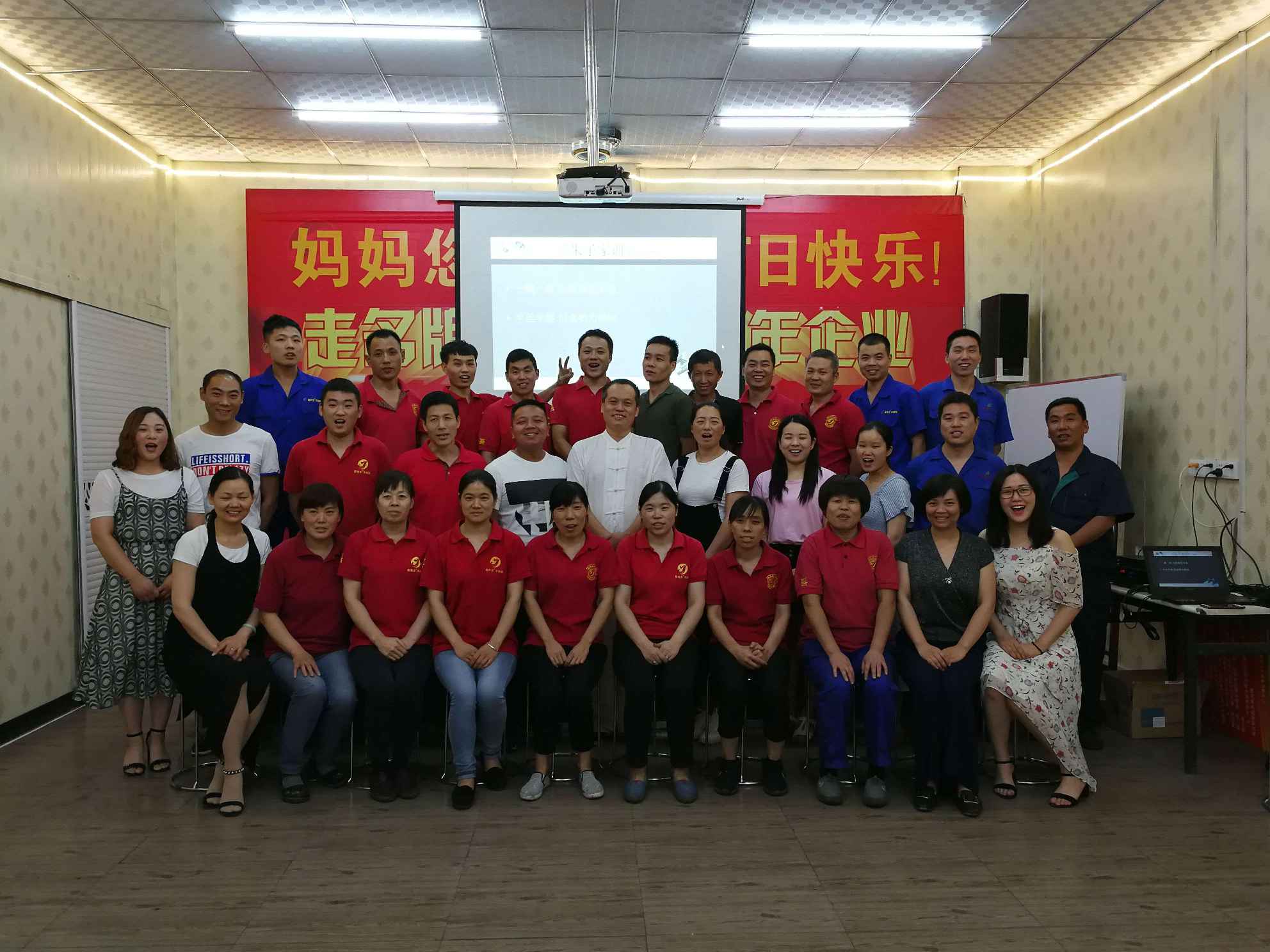 國學(xué)會(huì)走進(jìn)不銹鋼管.jpg