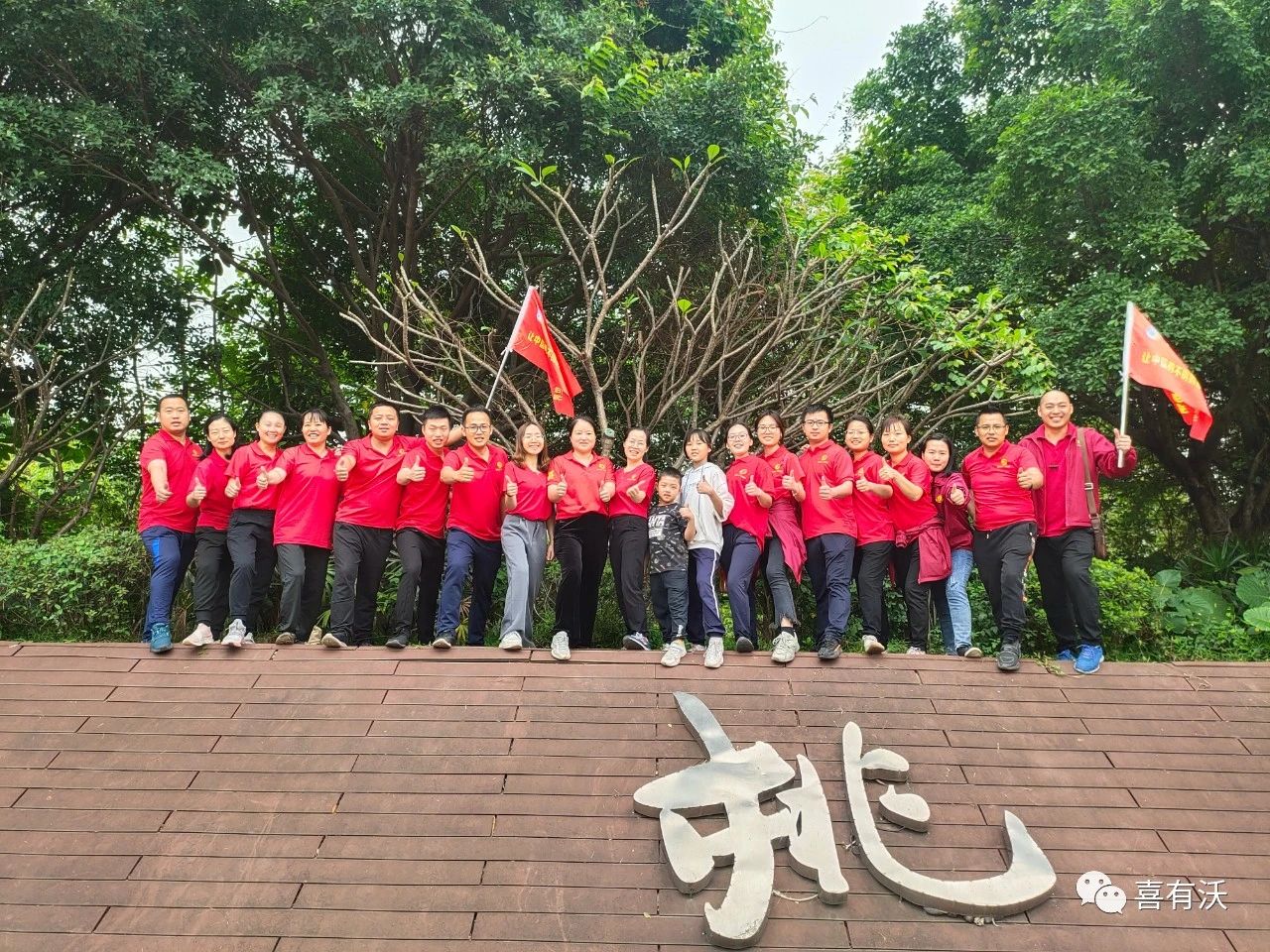 　　中途，大家補給能量的地點也是選擇觀景位置極佳的地方，開心就餐的同時還能觀景。